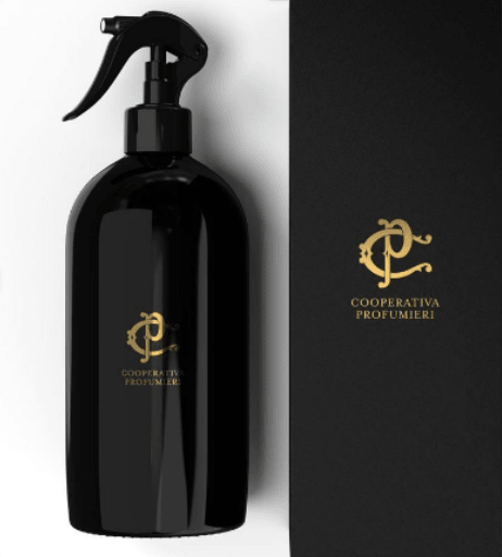 Spray d’ambiance ‘Sweet Symphonies’ 500 mL COPS0009 Une harmonie gourmande qui transforme votre intérieur en un cocon chaleureux. - Essencelibreparfums