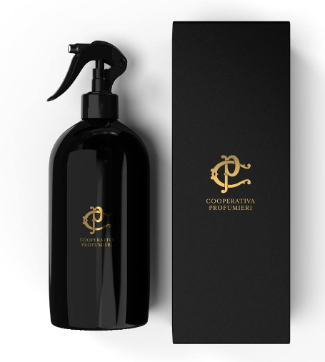 Spray d’ambiance 'Whispering Woods' 500 mL - COPS0010 - Une invitation au voyage au cœur d’une forêt élégante et envoûtante. - Essencelibreparfums